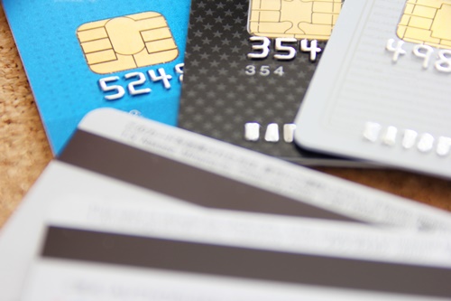 ICチップ内蔵型のクレジットカードと、磁気タイプのクレジットカード